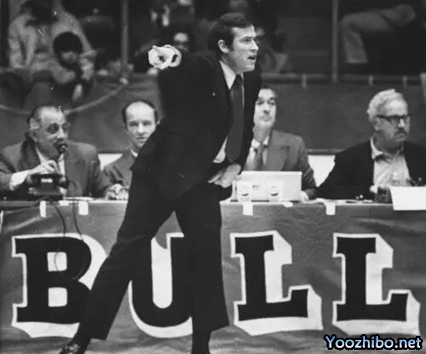 1970-71赛季，迪克-莫塔如何引领芝加哥<a href=/basketball/bulls/ target=_blank class=infotextkey>公牛</a>队逆袭，揽获最佳教练殊荣
